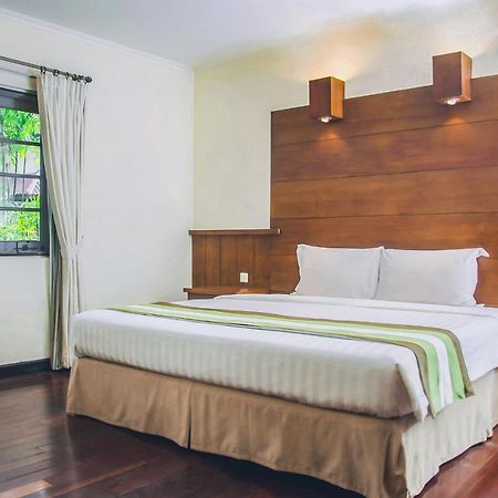 Whiz Prime Hotel Darmo Harapan Surabaya Esterno foto
