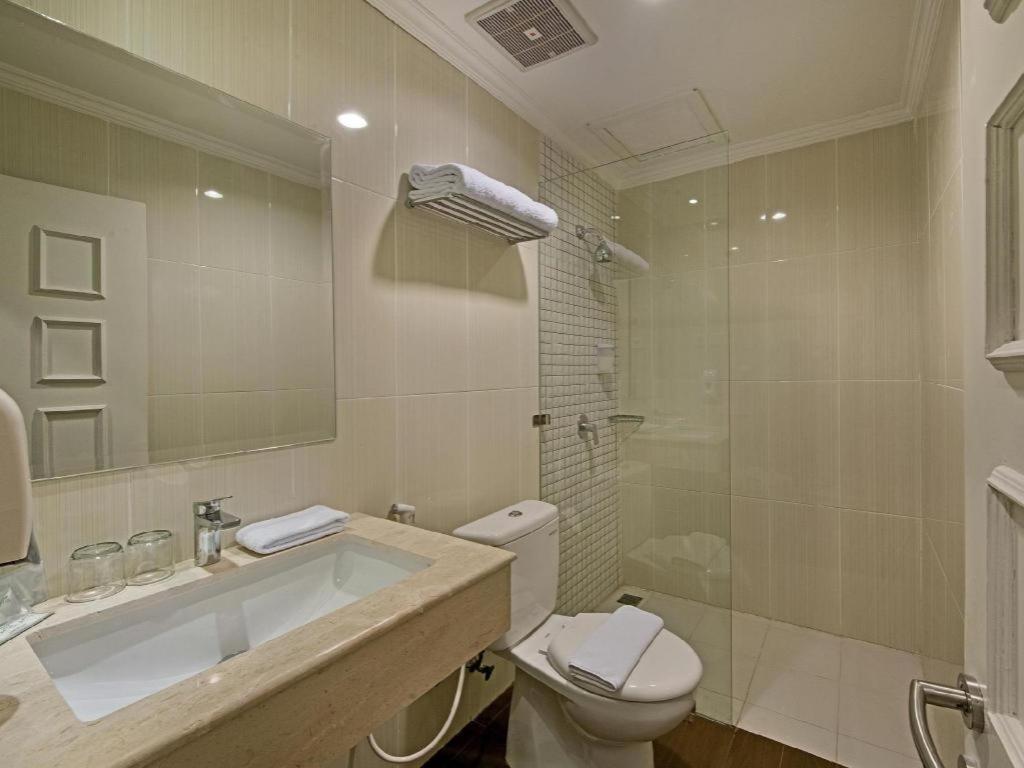 Whiz Prime Hotel Darmo Harapan Surabaya Esterno foto