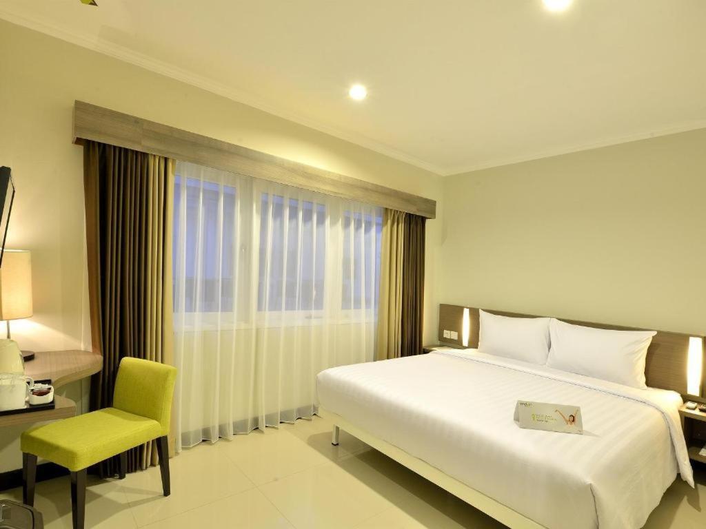 Whiz Prime Hotel Darmo Harapan Surabaya Esterno foto