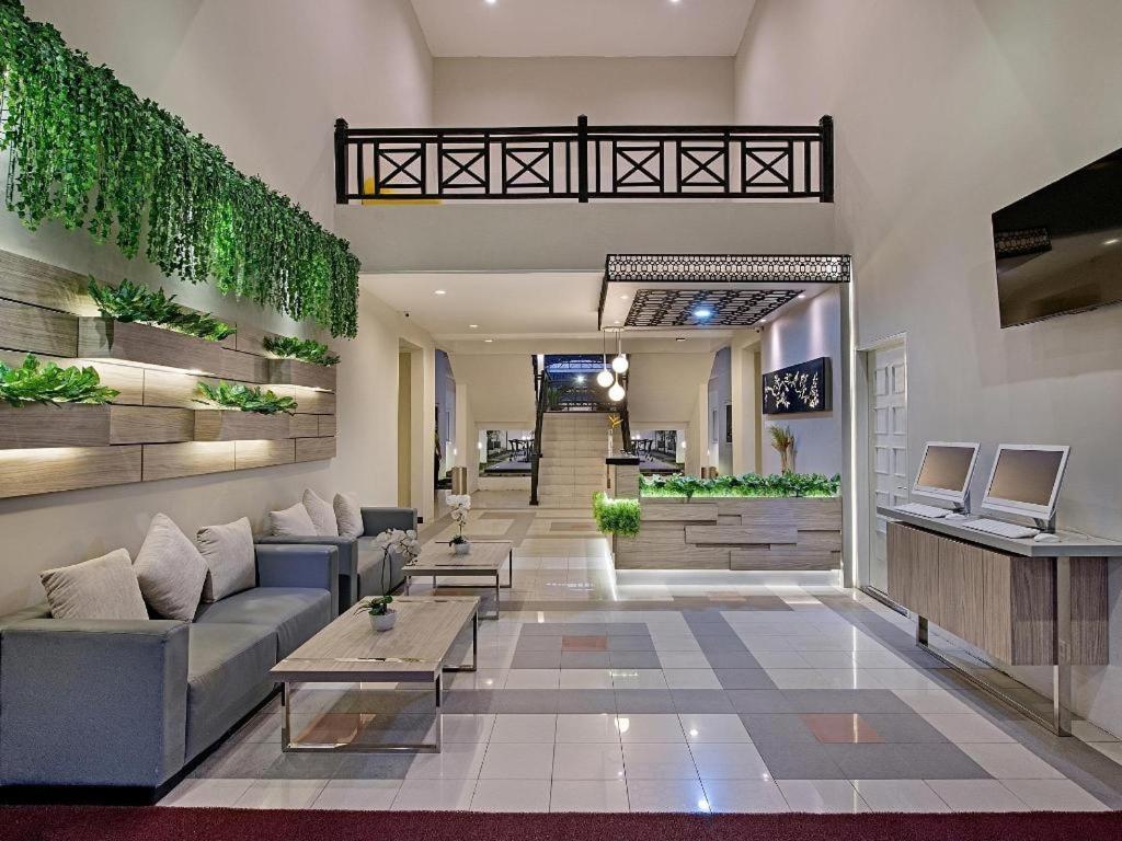 Whiz Prime Hotel Darmo Harapan Surabaya Esterno foto