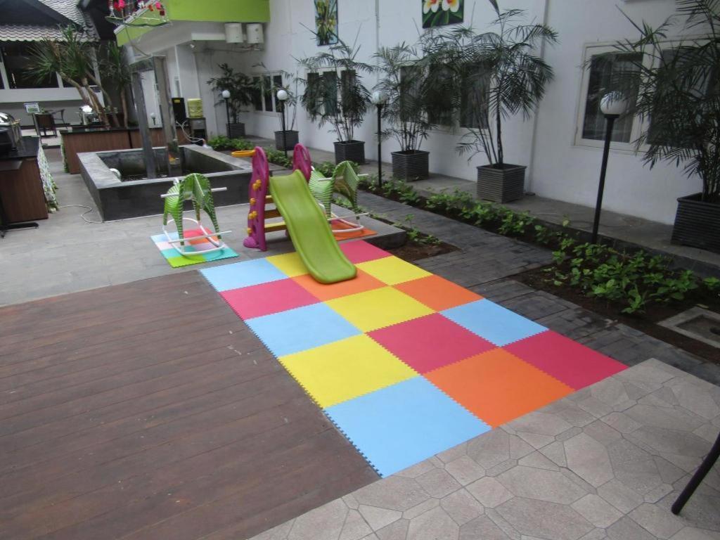 Whiz Prime Hotel Darmo Harapan Surabaya Esterno foto