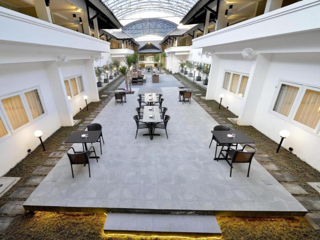 Whiz Prime Hotel Darmo Harapan Surabaya Esterno foto