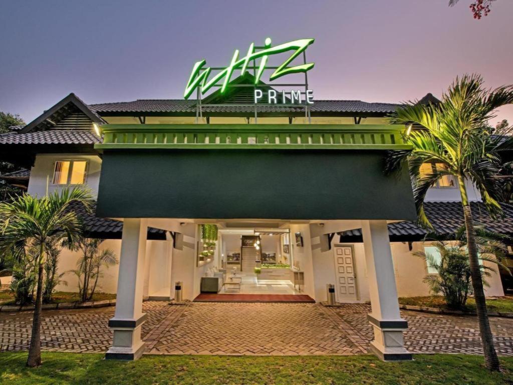 Whiz Prime Hotel Darmo Harapan Surabaya Esterno foto