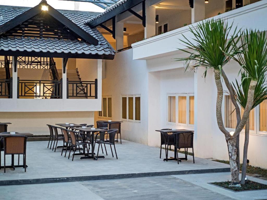 Whiz Prime Hotel Darmo Harapan Surabaya Esterno foto