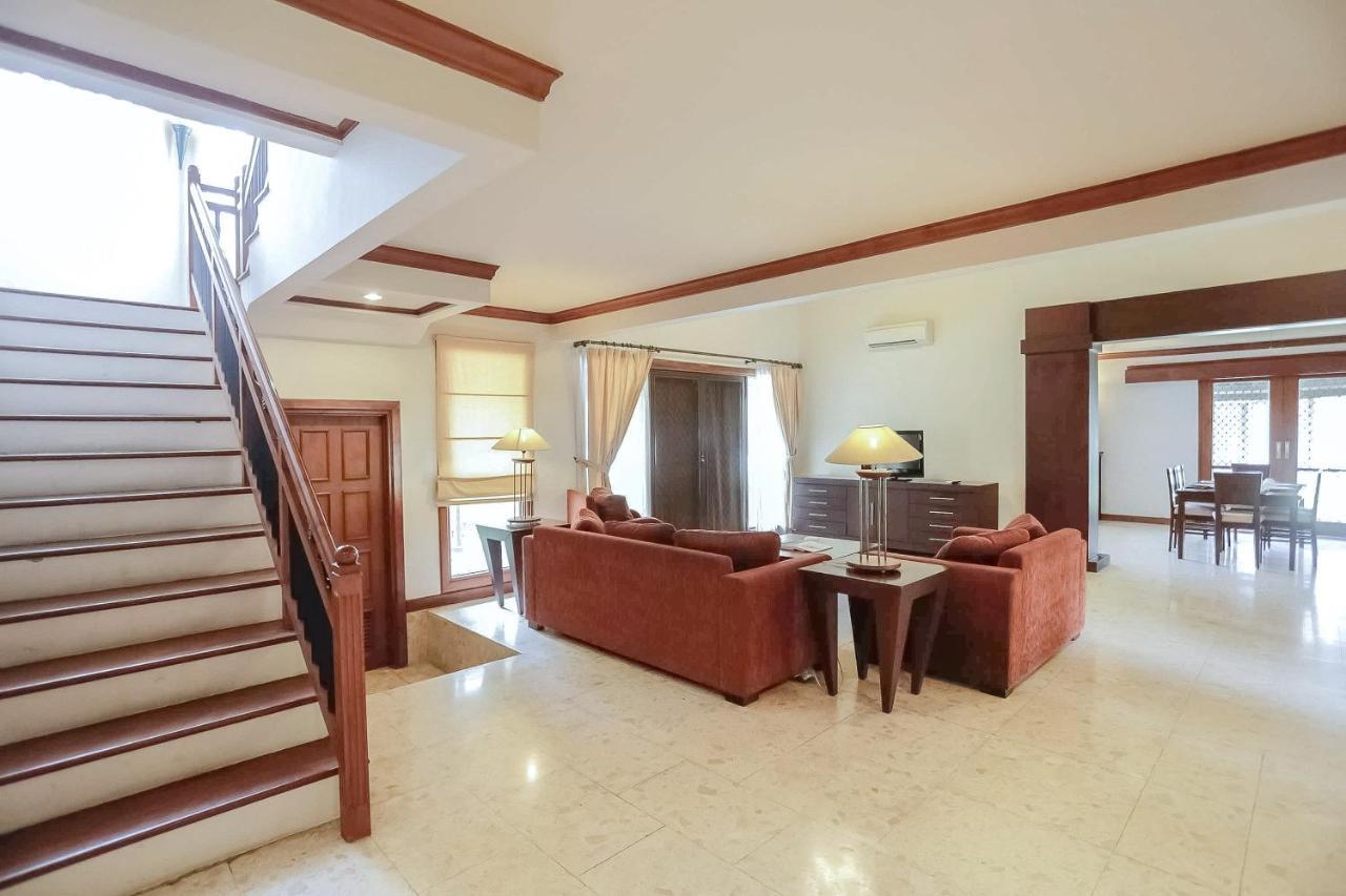 Whiz Prime Hotel Darmo Harapan Surabaya Esterno foto