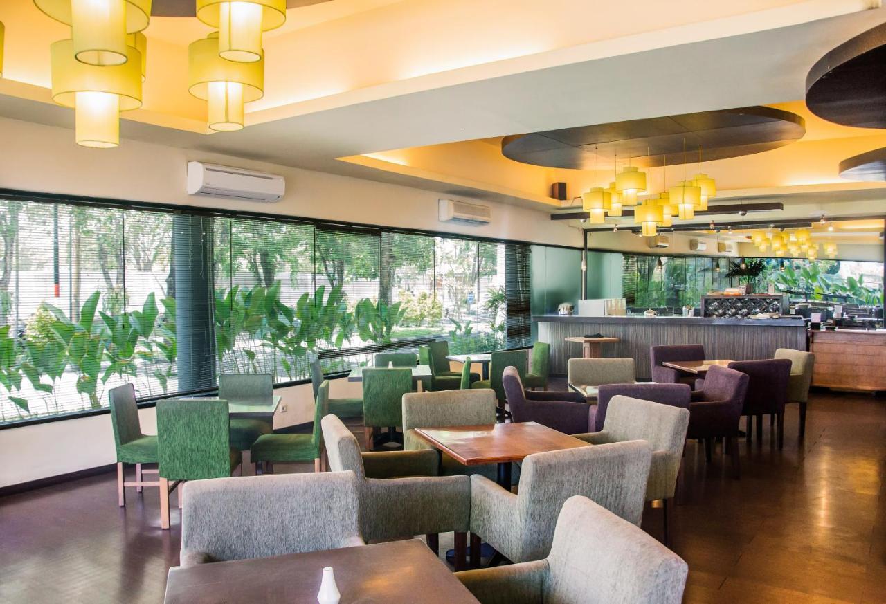 Whiz Prime Hotel Darmo Harapan Surabaya Esterno foto