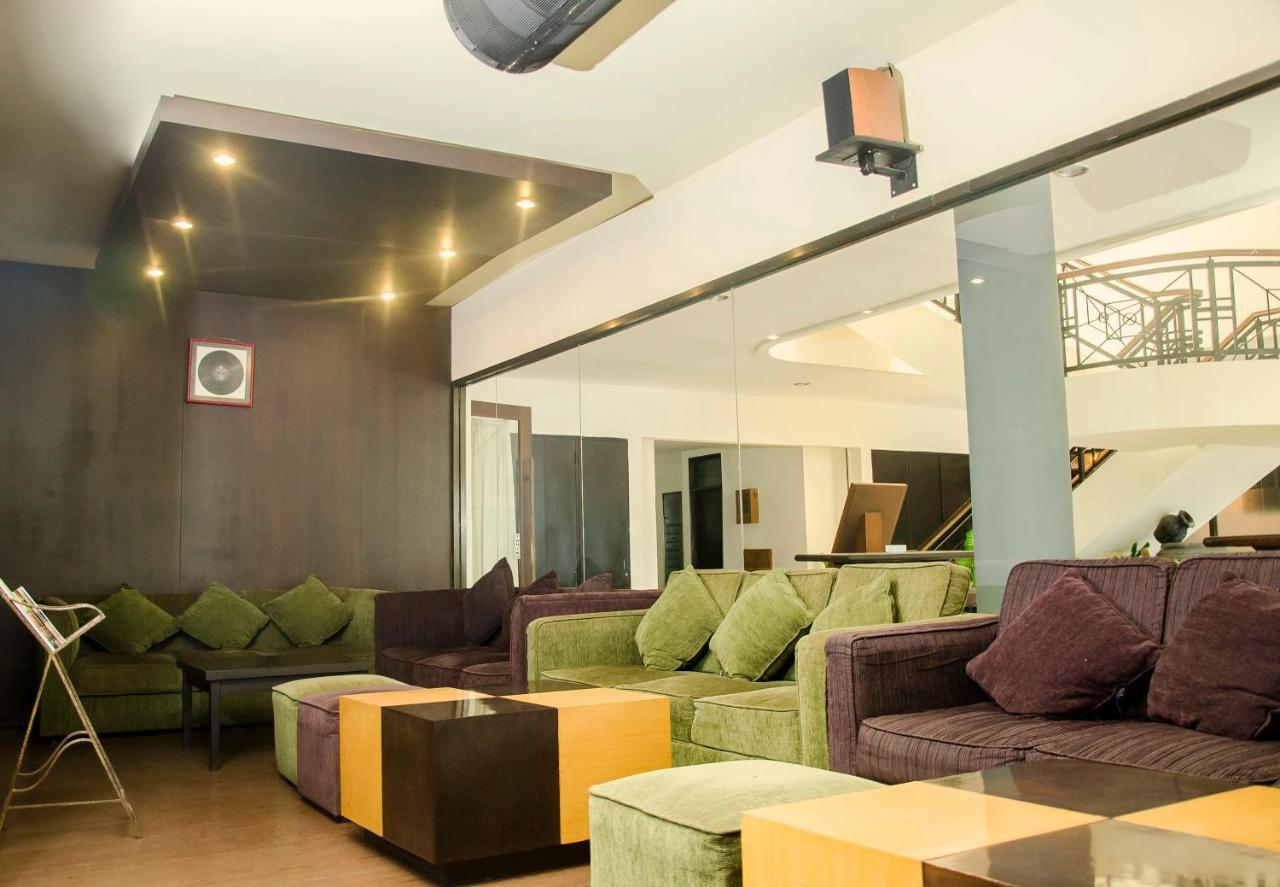 Whiz Prime Hotel Darmo Harapan Surabaya Esterno foto