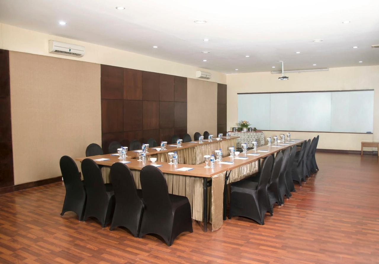 Whiz Prime Hotel Darmo Harapan Surabaya Esterno foto