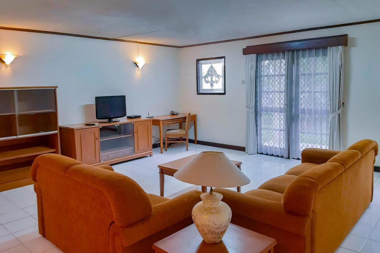 Whiz Prime Hotel Darmo Harapan Surabaya Esterno foto