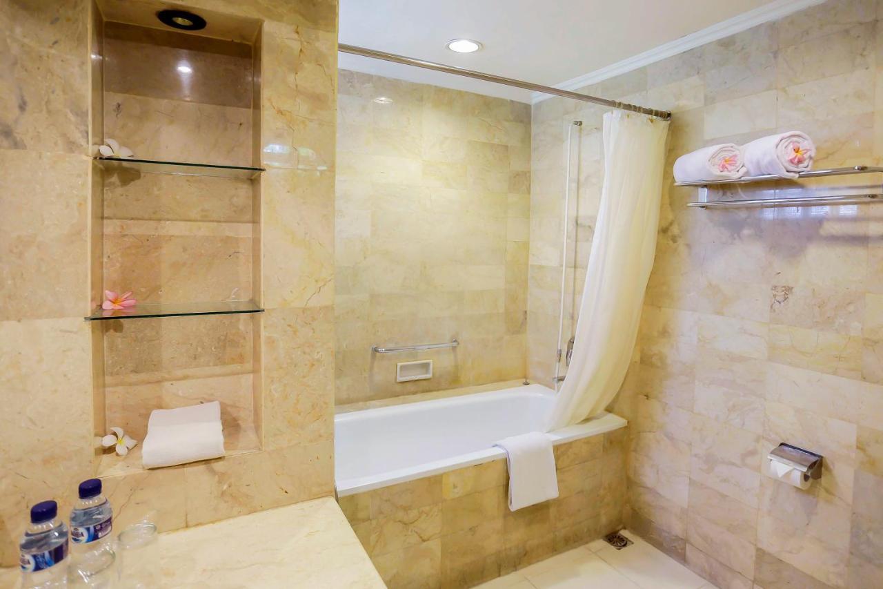 Whiz Prime Hotel Darmo Harapan Surabaya Esterno foto