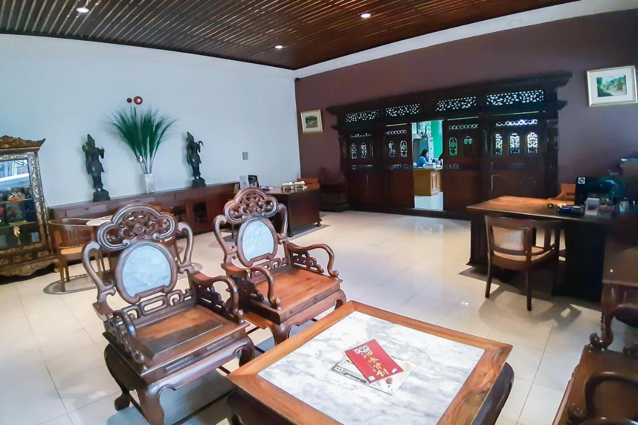 Whiz Prime Hotel Darmo Harapan Surabaya Esterno foto