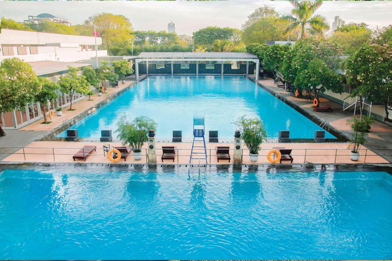 Whiz Prime Hotel Darmo Harapan Surabaya Esterno foto