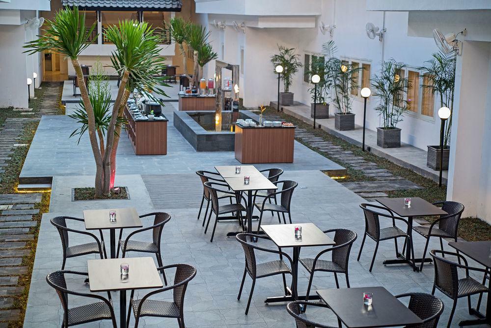 Whiz Prime Hotel Darmo Harapan Surabaya Esterno foto