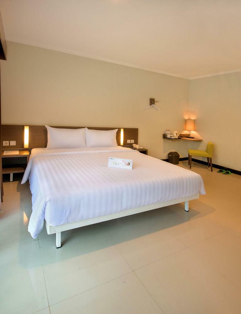 Whiz Prime Hotel Darmo Harapan Surabaya Esterno foto