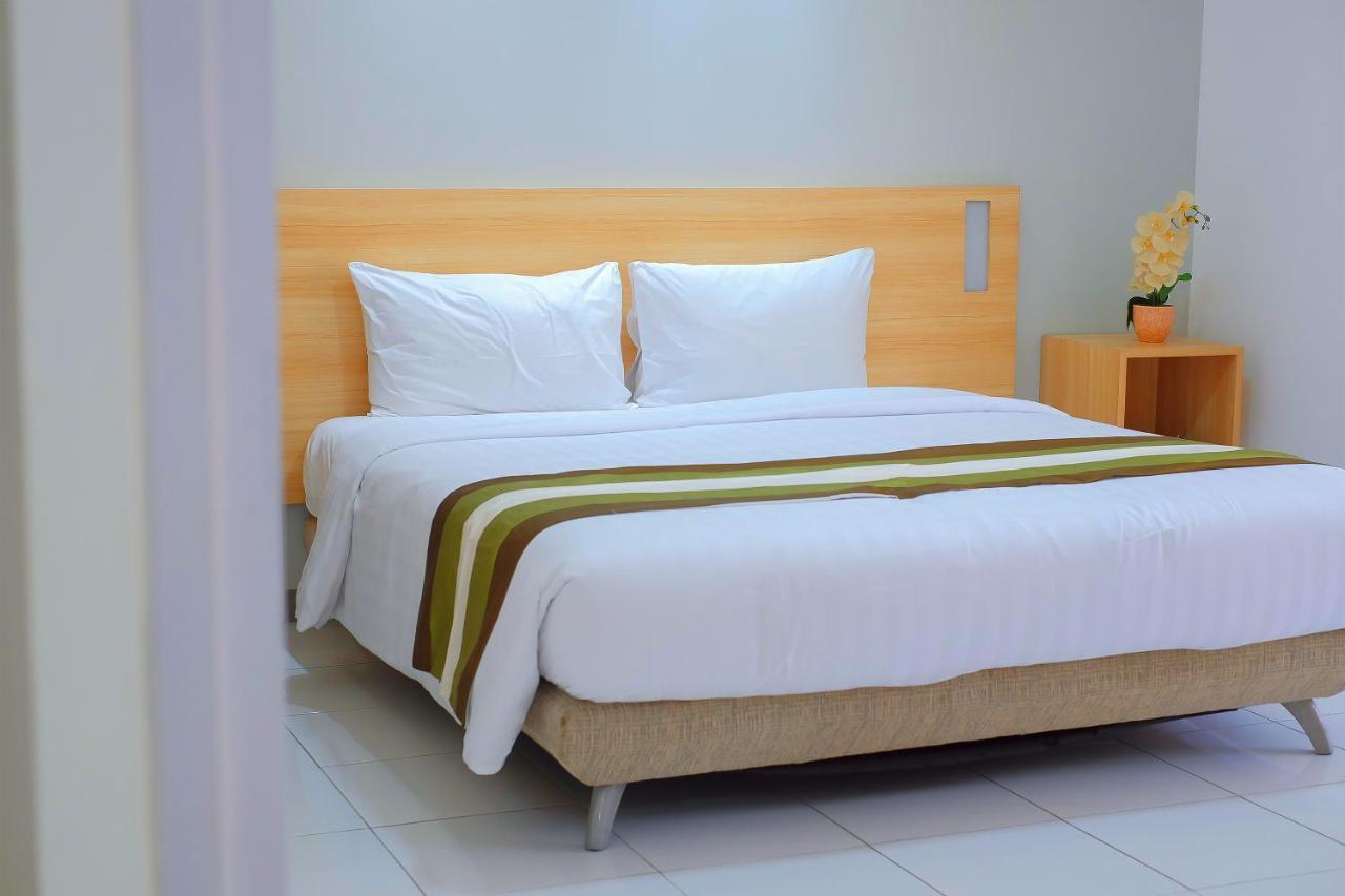 Whiz Prime Hotel Darmo Harapan Surabaya Esterno foto