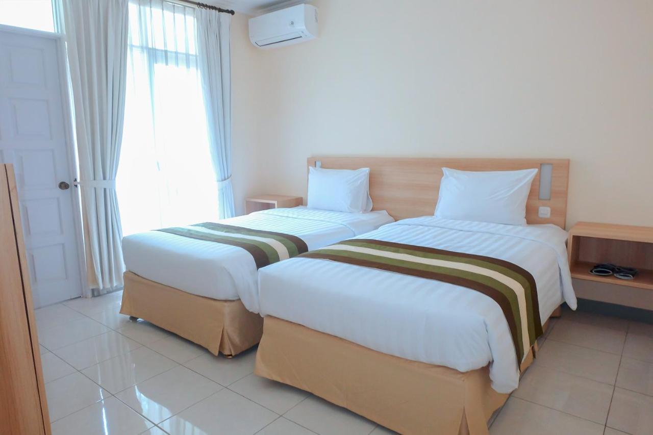 Whiz Prime Hotel Darmo Harapan Surabaya Esterno foto