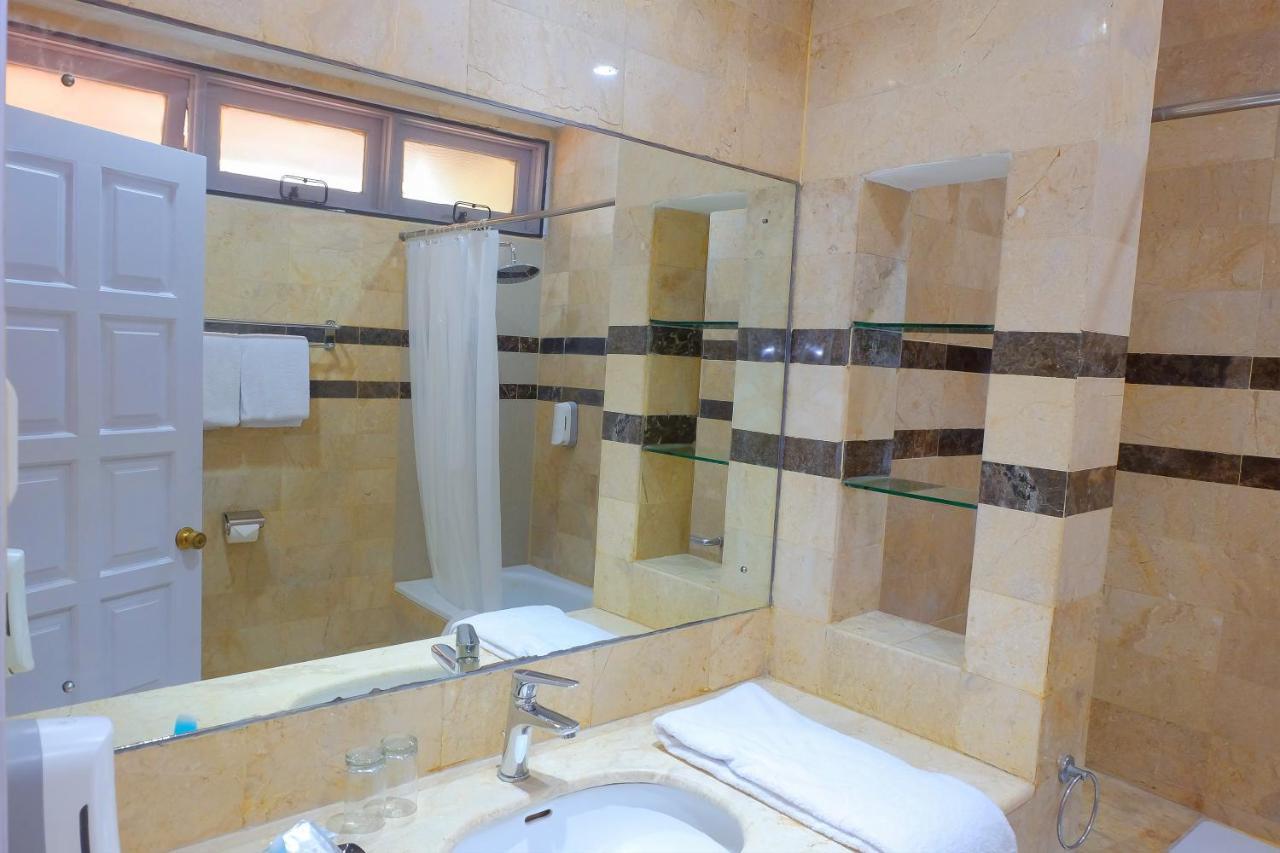 Whiz Prime Hotel Darmo Harapan Surabaya Esterno foto