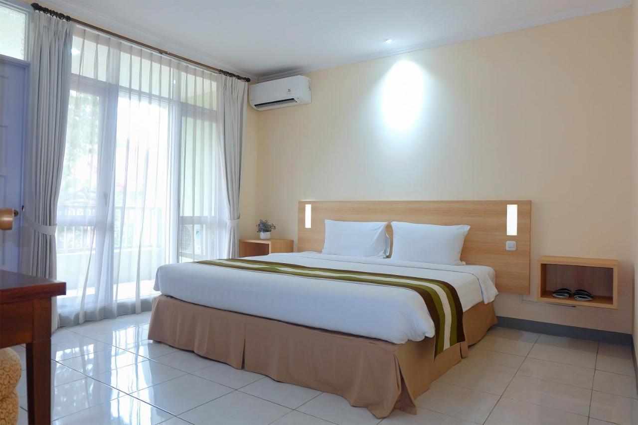 Whiz Prime Hotel Darmo Harapan Surabaya Esterno foto