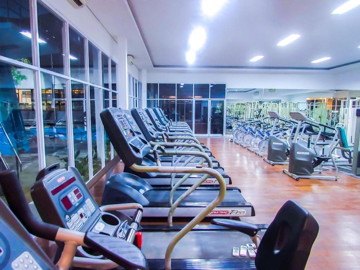 Whiz Prime Hotel Darmo Harapan Surabaya Esterno foto